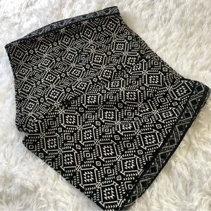 Geometric black and white Aztec Print Shorts with back zipper size 4